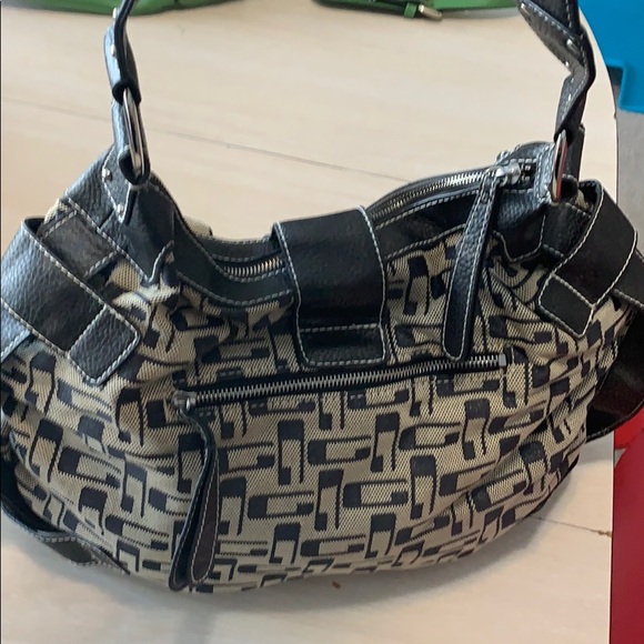 Guess (8) - Picture 2 of 5